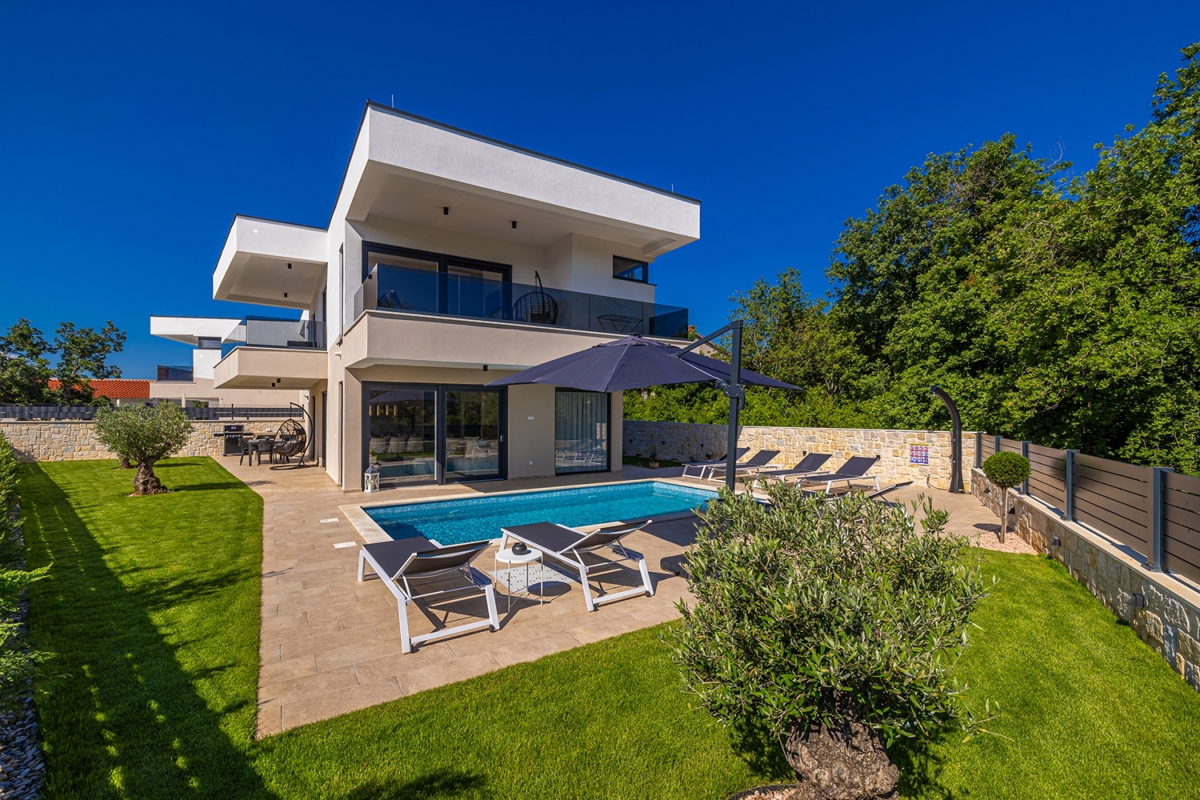 OTOK KRK, OMIŠALJ - Moderna dvonadstropna hiša z bazenom