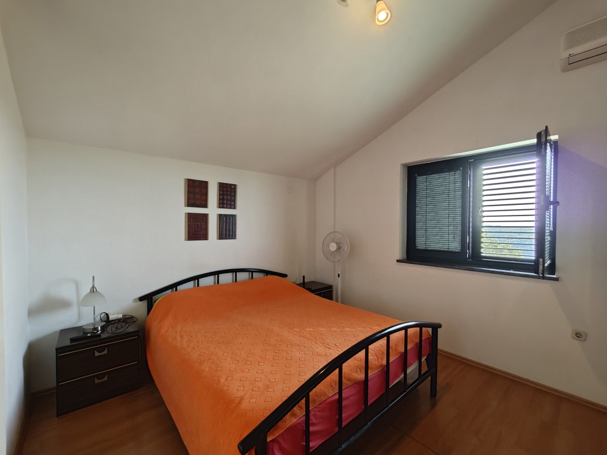 OTOK KRK, DOBRINJ - Samostojna hiša s pogledom na morje