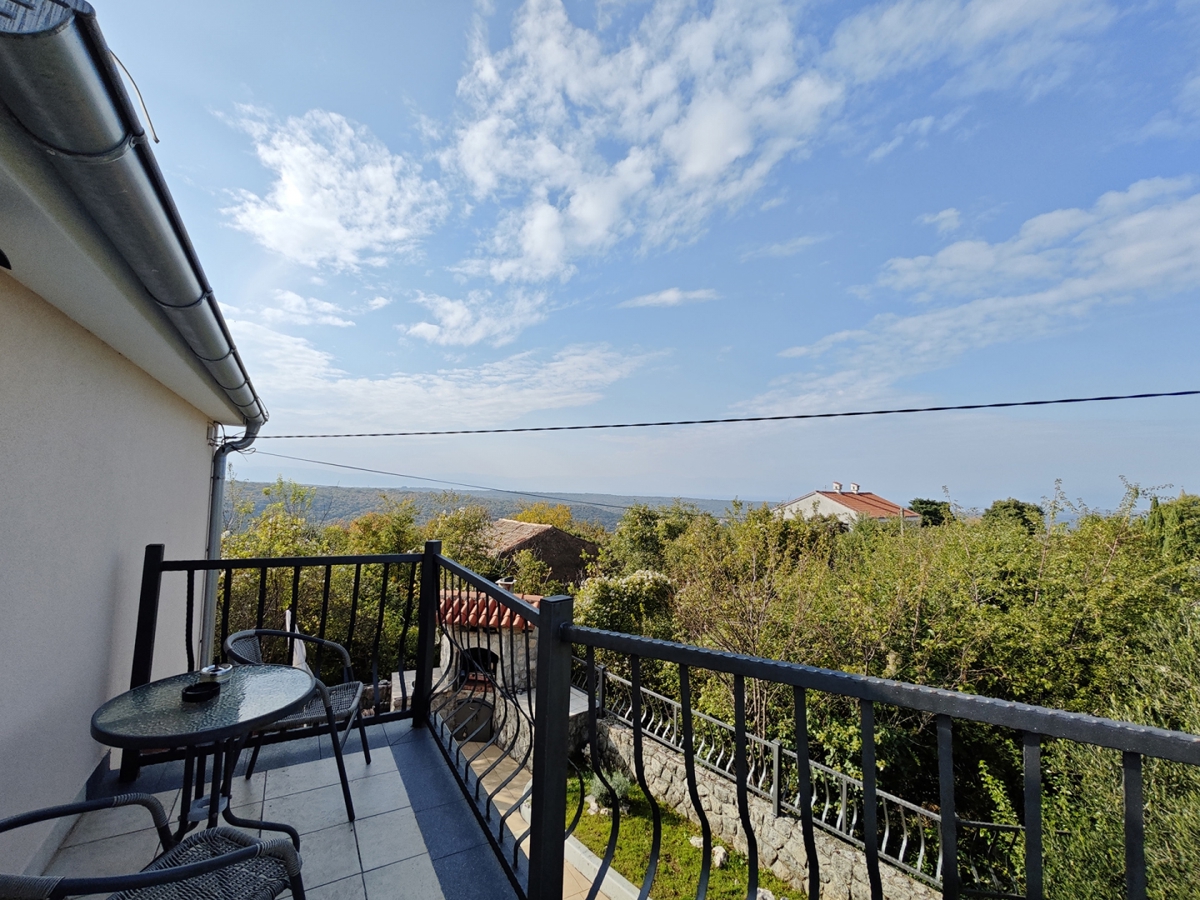 OTOK KRK, DOBRINJ - Samostojna hiša s pogledom na morje