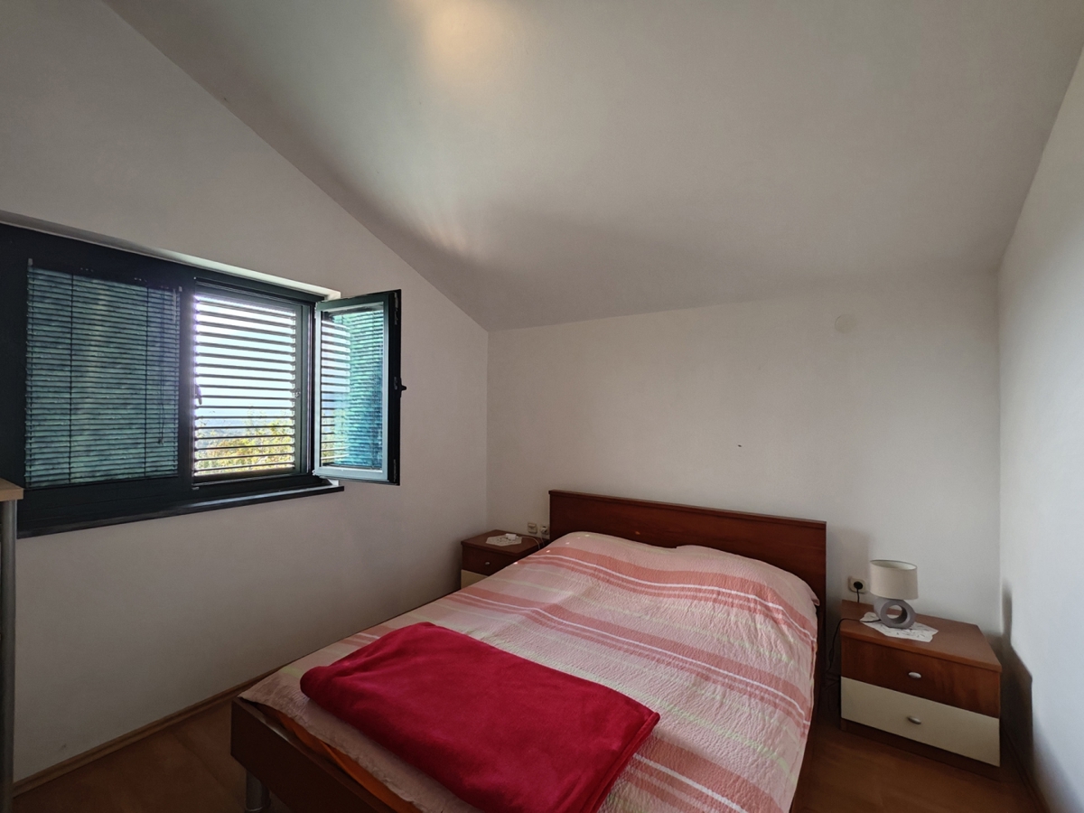 OTOK KRK, DOBRINJ - Samostojna hiša s pogledom na morje