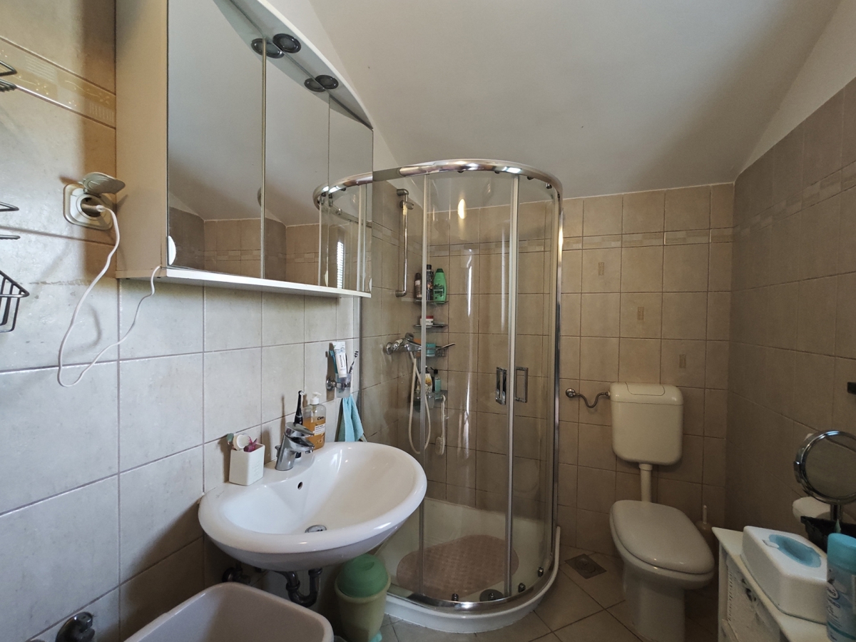 OTOK KRK, DOBRINJ - Samostojna hiša s pogledom na morje