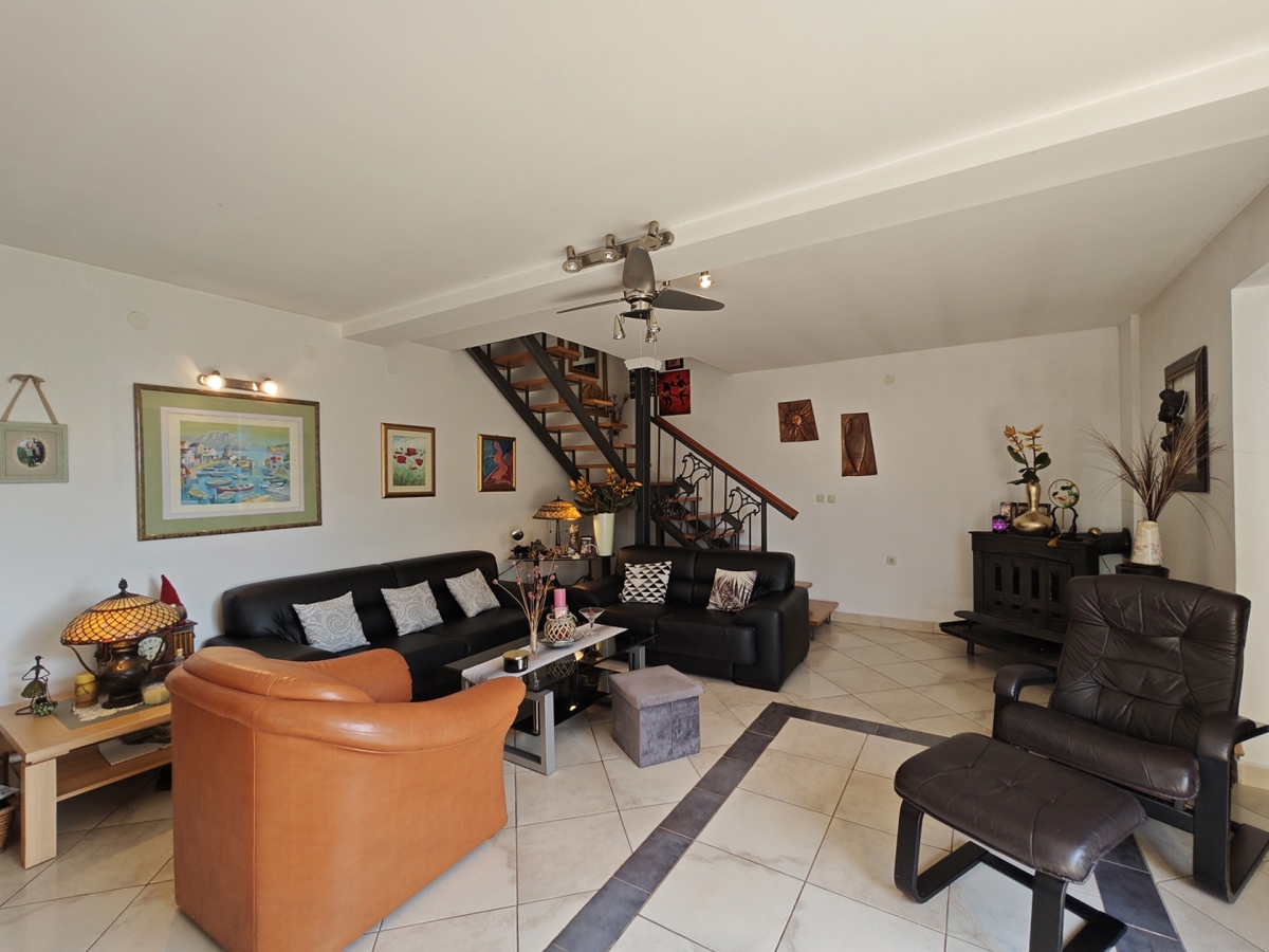 OTOK KRK, DOBRINJ - Samostojna hiša s pogledom na morje