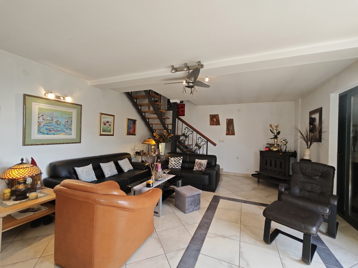 OTOK KRK, DOBRINJ - Samostojna hiša s pogledom na morje