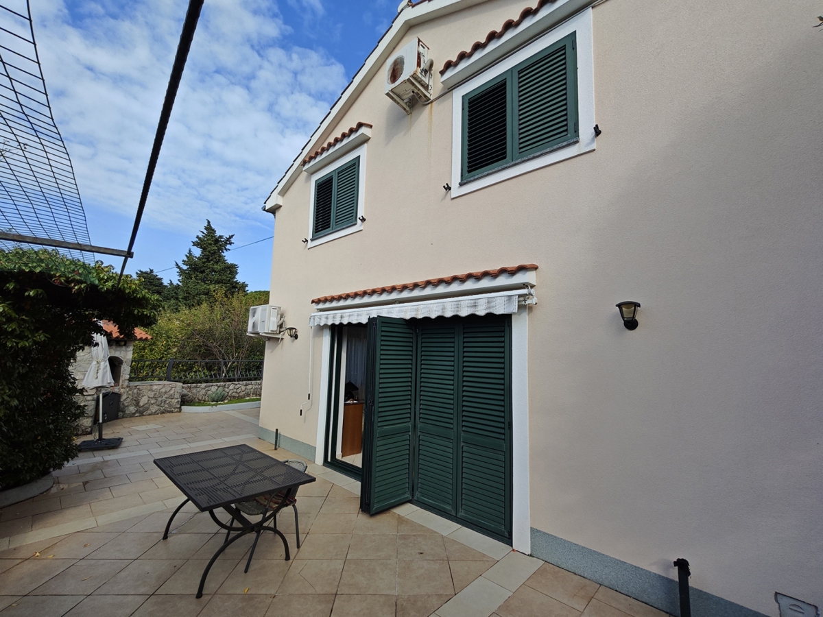 OTOK KRK, DOBRINJ - Samostojna hiša s pogledom na morje