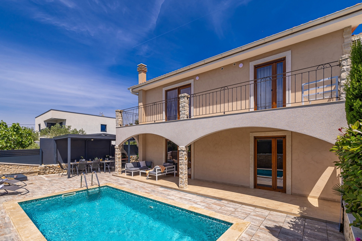 OTOK KRK - Avtohtona polsamostojna hiša z bazenom in pogledom na morje