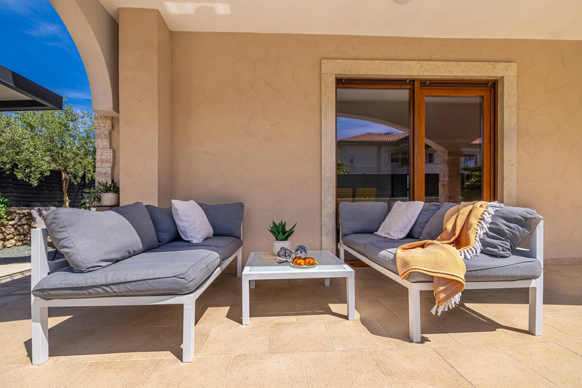 OTOK KRK - Avtohtona polsamostojna hiša z bazenom in pogledom na morje