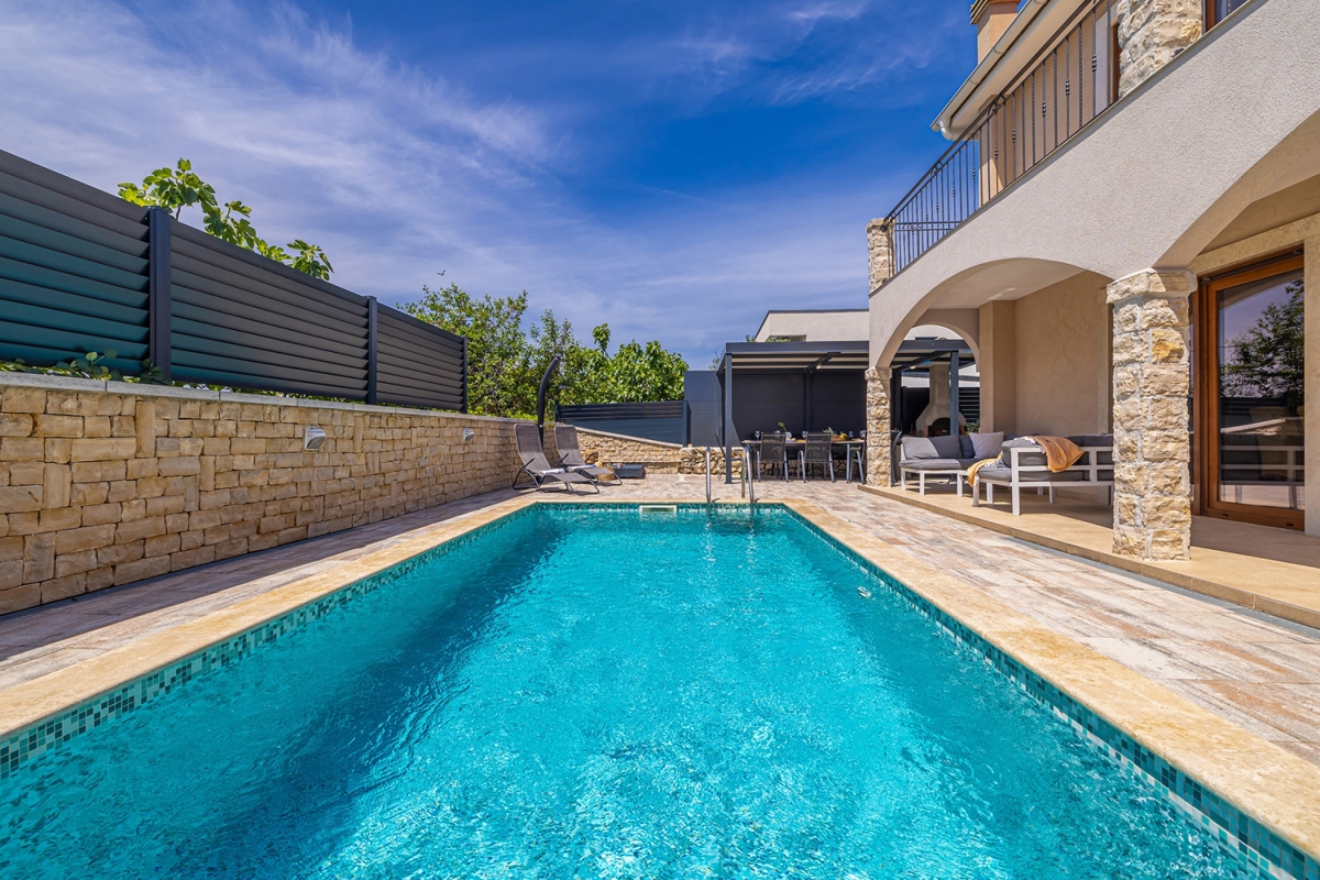 OTOK KRK - Avtohtona polsamostojna hiša z bazenom in pogledom na morje