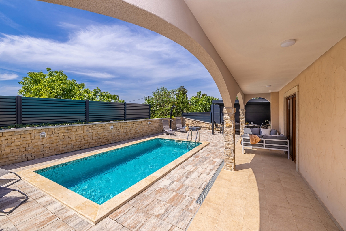 OTOK KRK - Avtohtona polsamostojna hiša z bazenom in pogledom na morje