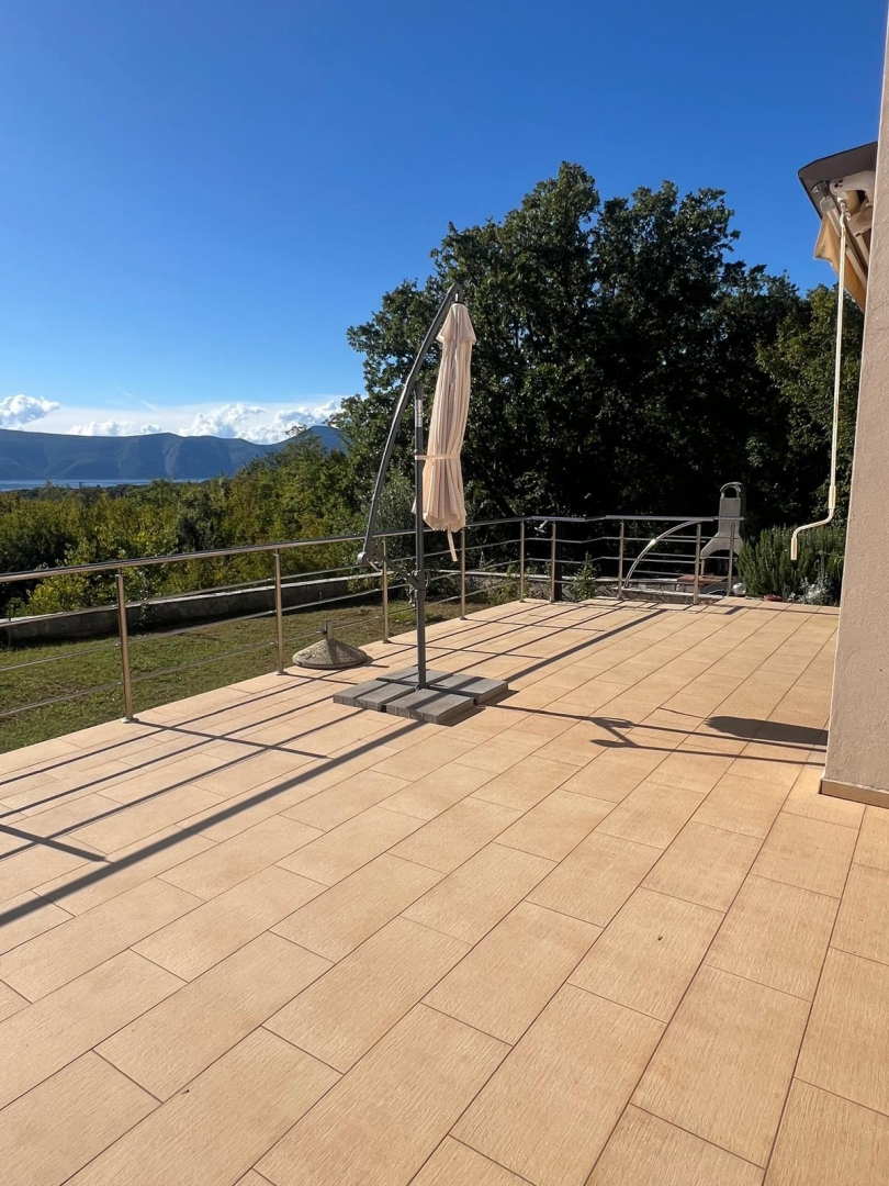 OTOK KRK, PINEZIĆI - Apartma v pritličju s pogledom na morje