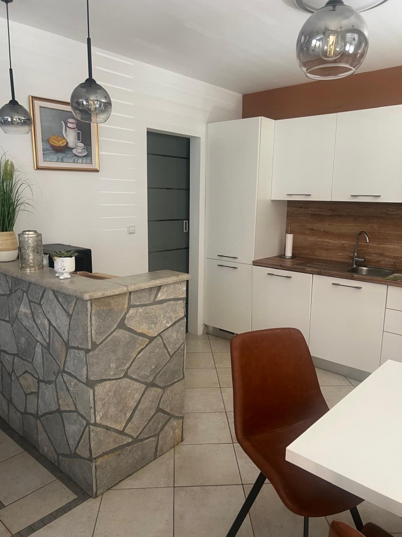 OTOK KRK, PINEZIĆI - Apartma v pritličju s pogledom na morje