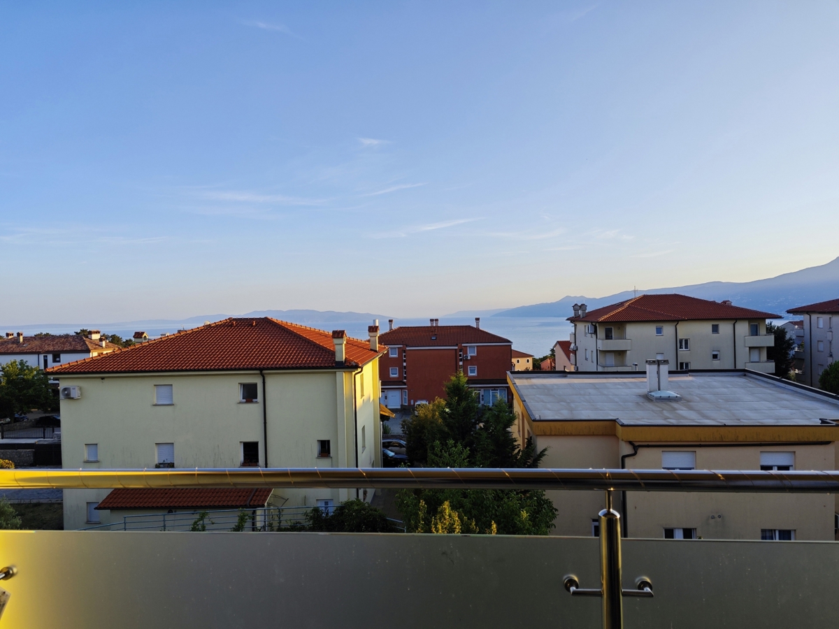 SRDOČI, RIJEKA – Trisobno stanovanje s pogledom na morje in garažo