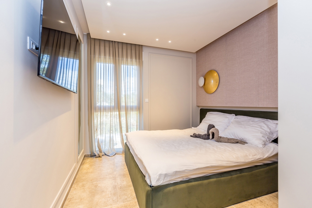 OTOK KRK, NJIVICE - Luksuzni dvonadstropni apartma s strešnim bazenom in pogledom na morje