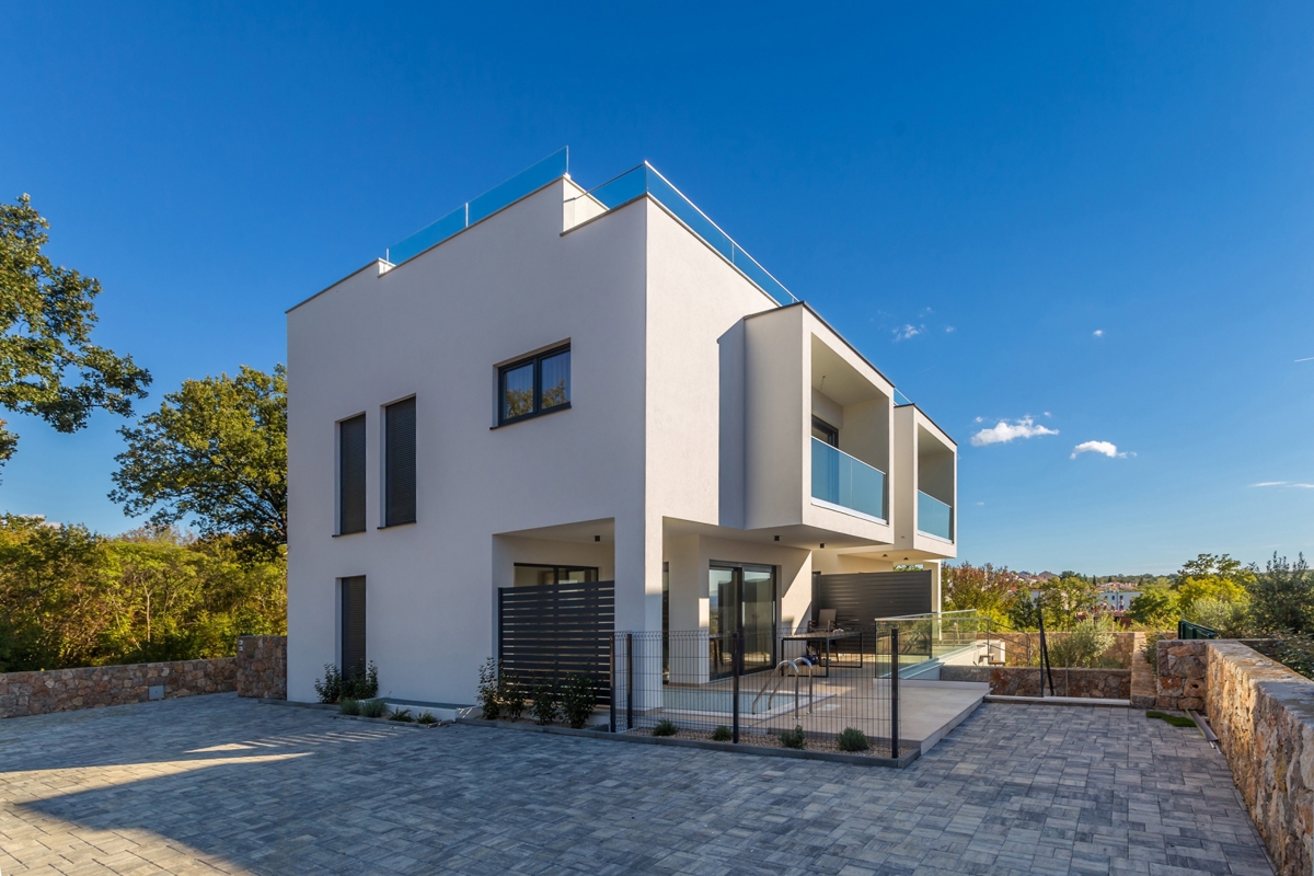 OTOK KRK, NJIVICE - Luksuzni dvonadstropni apartma s strešnim bazenom in pogledom na morje