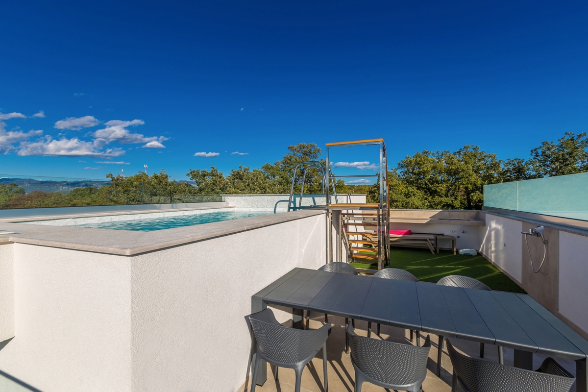 OTOK KRK, NJIVICE - Luksuzni dvonadstropni apartma s strešnim bazenom in pogledom na morje