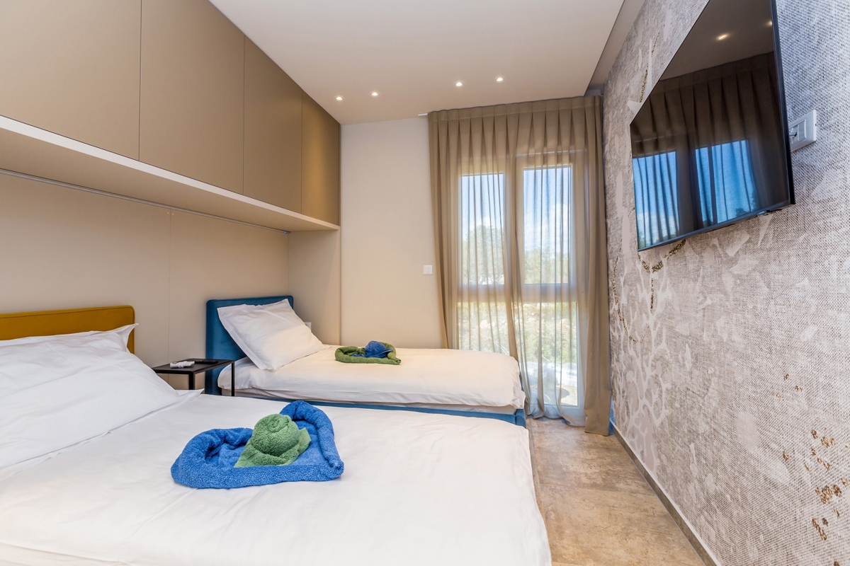 OTOK KRK, NJIVICE - Luksuzni dvonadstropni apartma s strešnim bazenom in pogledom na morje