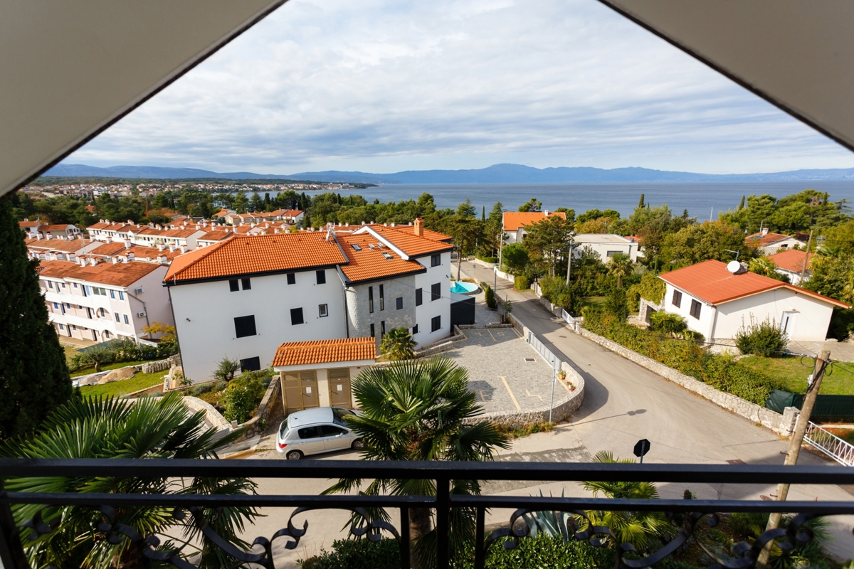 OTOK KRK, MALINSKA - Prenovljena apartmajska hiša blizu morja