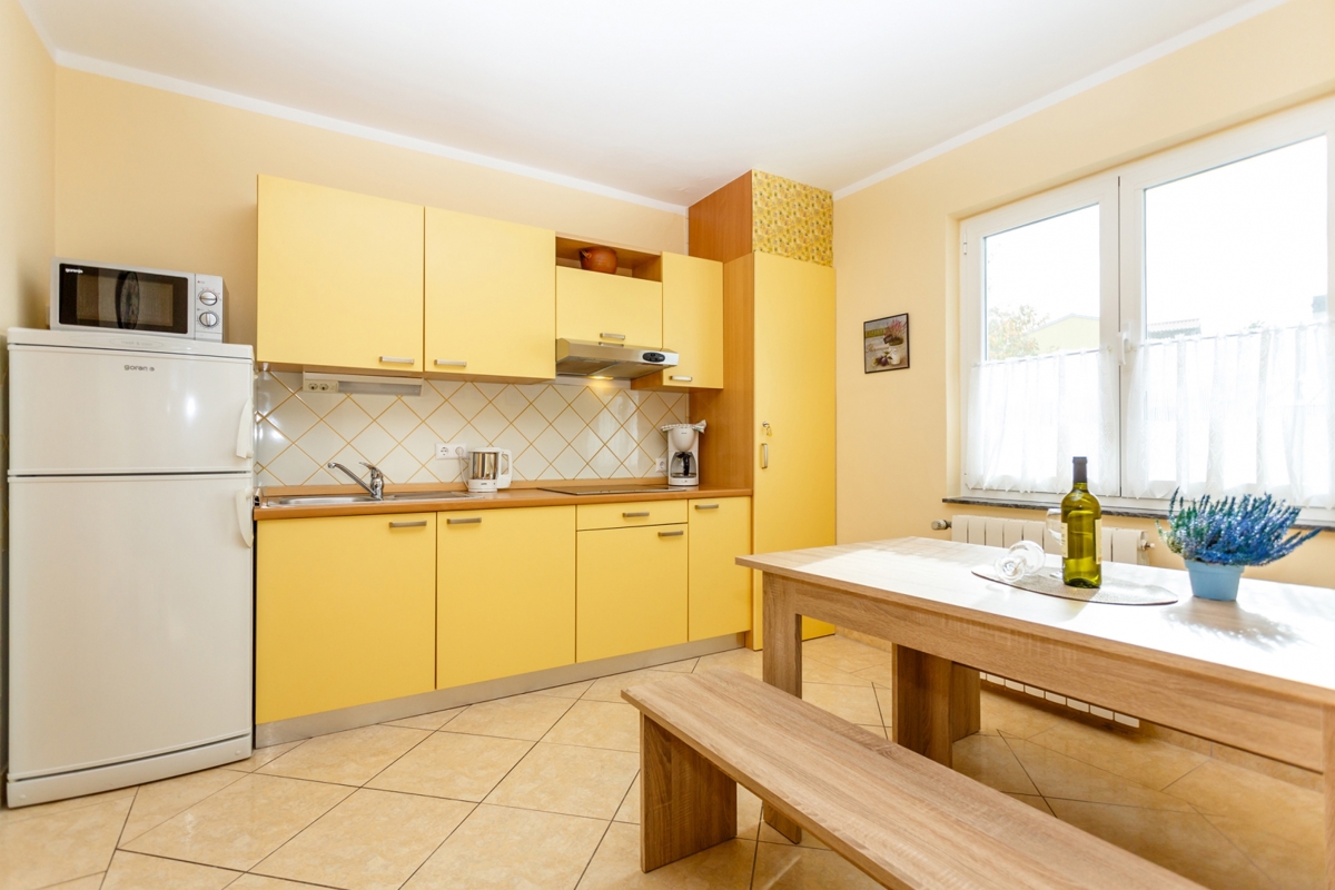OTOK KRK, MALINSKA - Prenovljena apartmajska hiša blizu morja