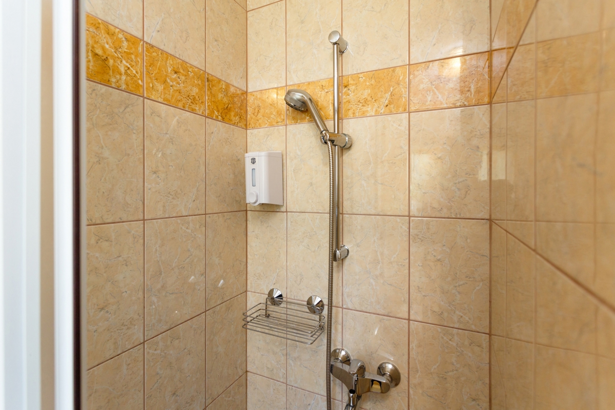 OTOK KRK, MALINSKA - Prenovljena apartmajska hiša blizu morja