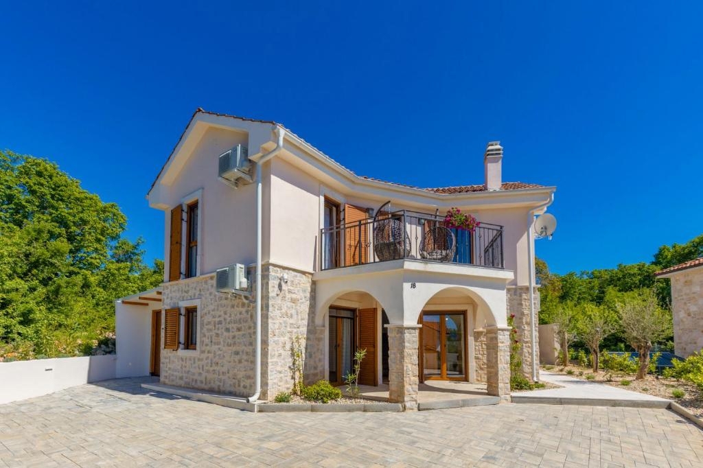 MALINSKA, OTOK KRK – Očarljiva kamnita hiša z bazenom in urejenim vrtom