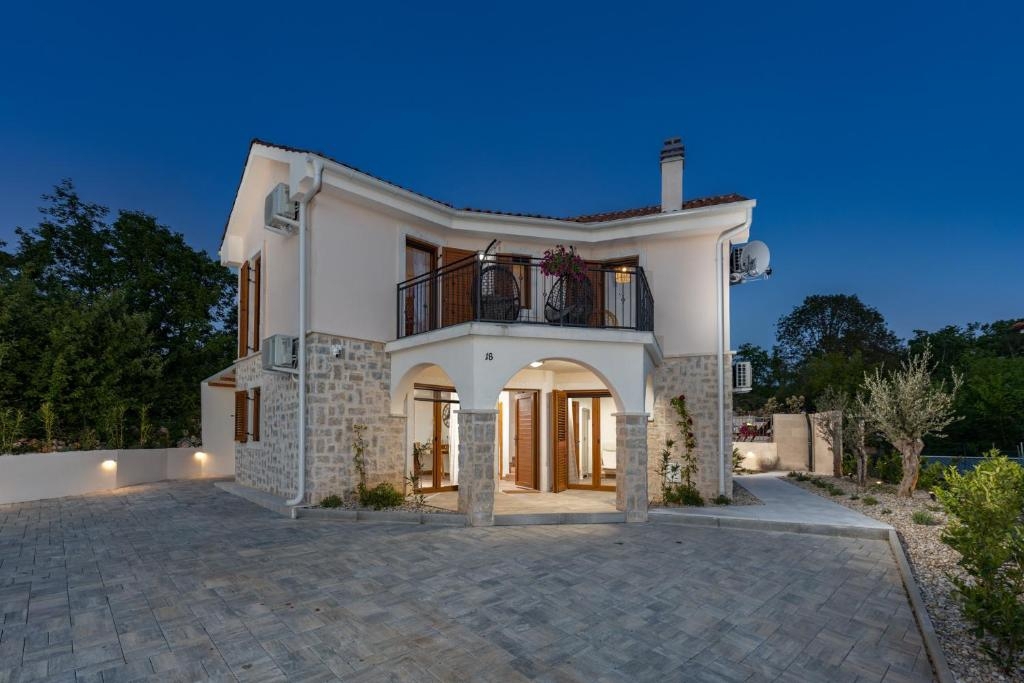 MALINSKA, OTOK KRK – Očarljiva kamnita hiša z bazenom in urejenim vrtom