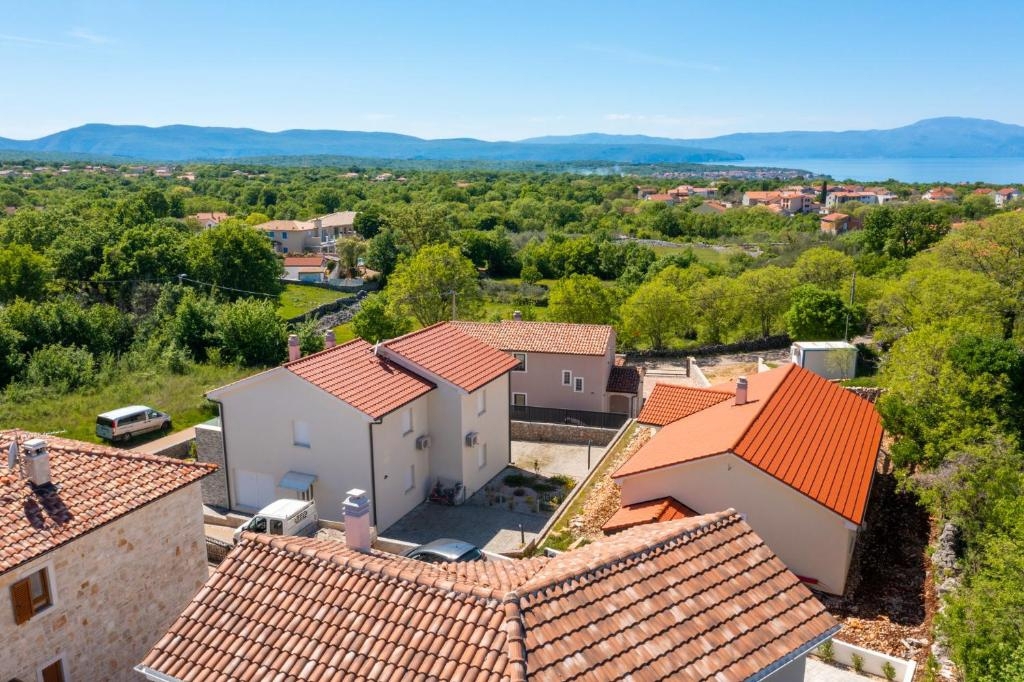 MALINSKA, OTOK KRK – Očarljiva kamnita hiša z bazenom in urejenim vrtom