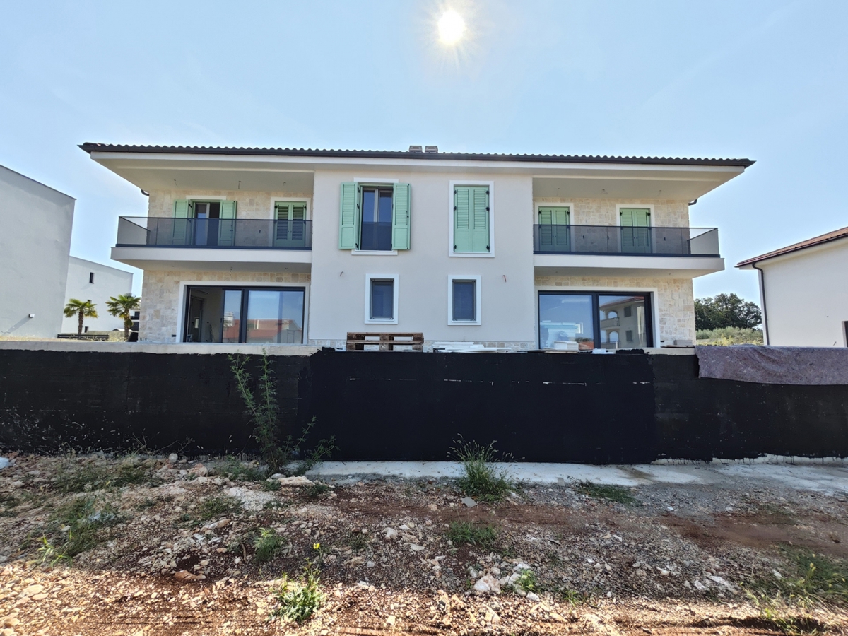 MALINSKA, OTOK KRK - Hiša dvojček z bazenom in pogledom na morje