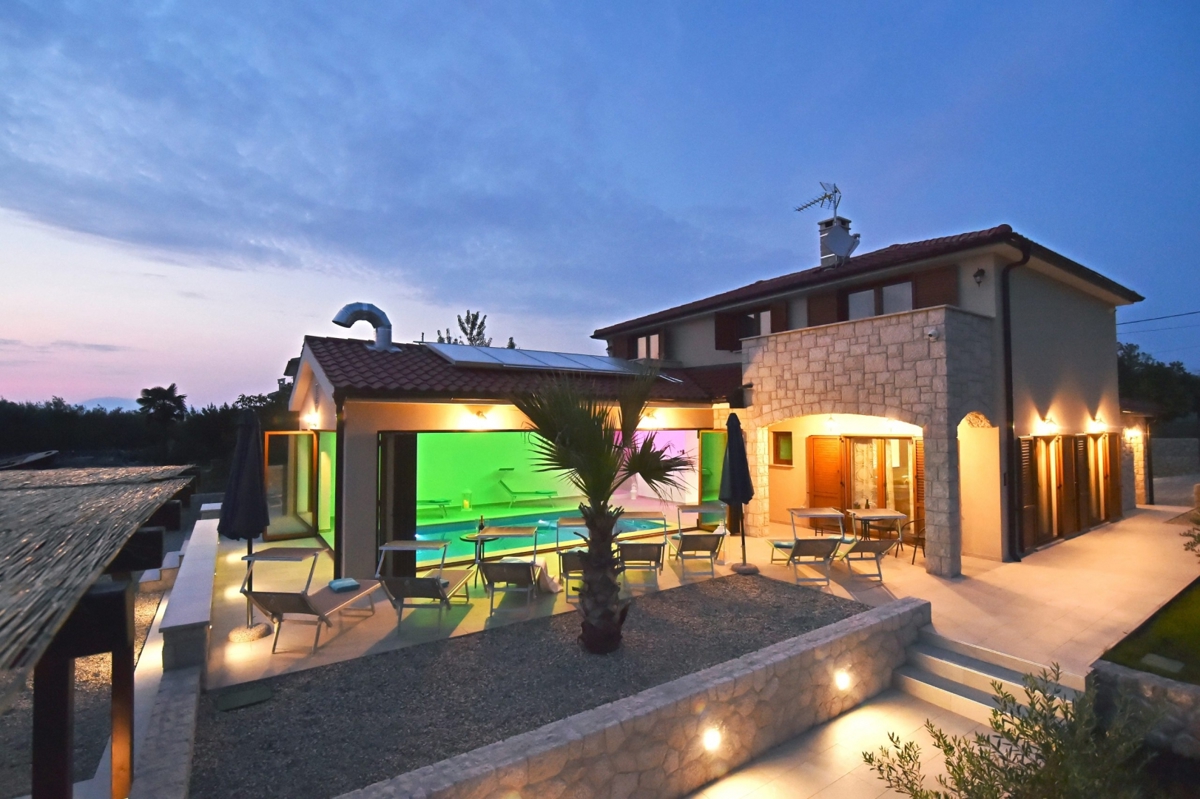 OTOK KRK - Luksuzna vila z notranjim bazenom