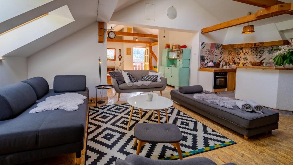 GORSKI KOTAR, LOKVE - Hiša s tremi apartmaji