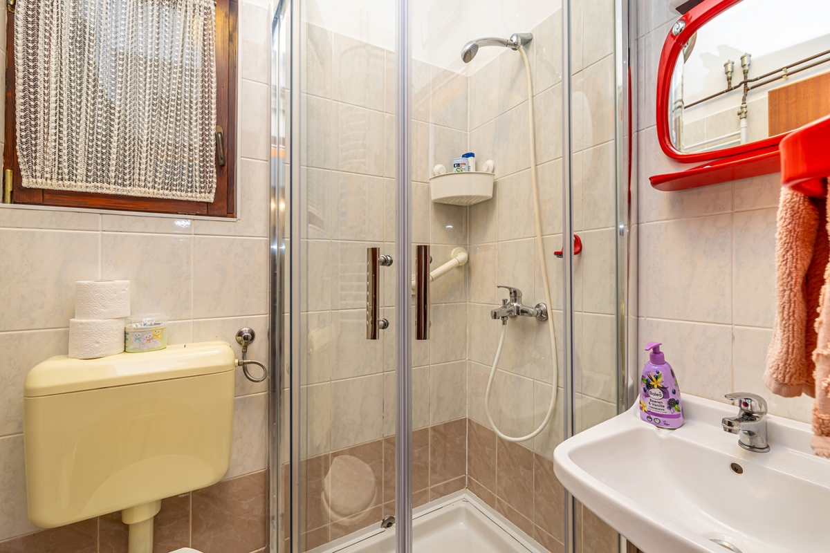 OTOK KRK, MALINSKA - Apartma prva vrsta ob morju s parkirnim mestom