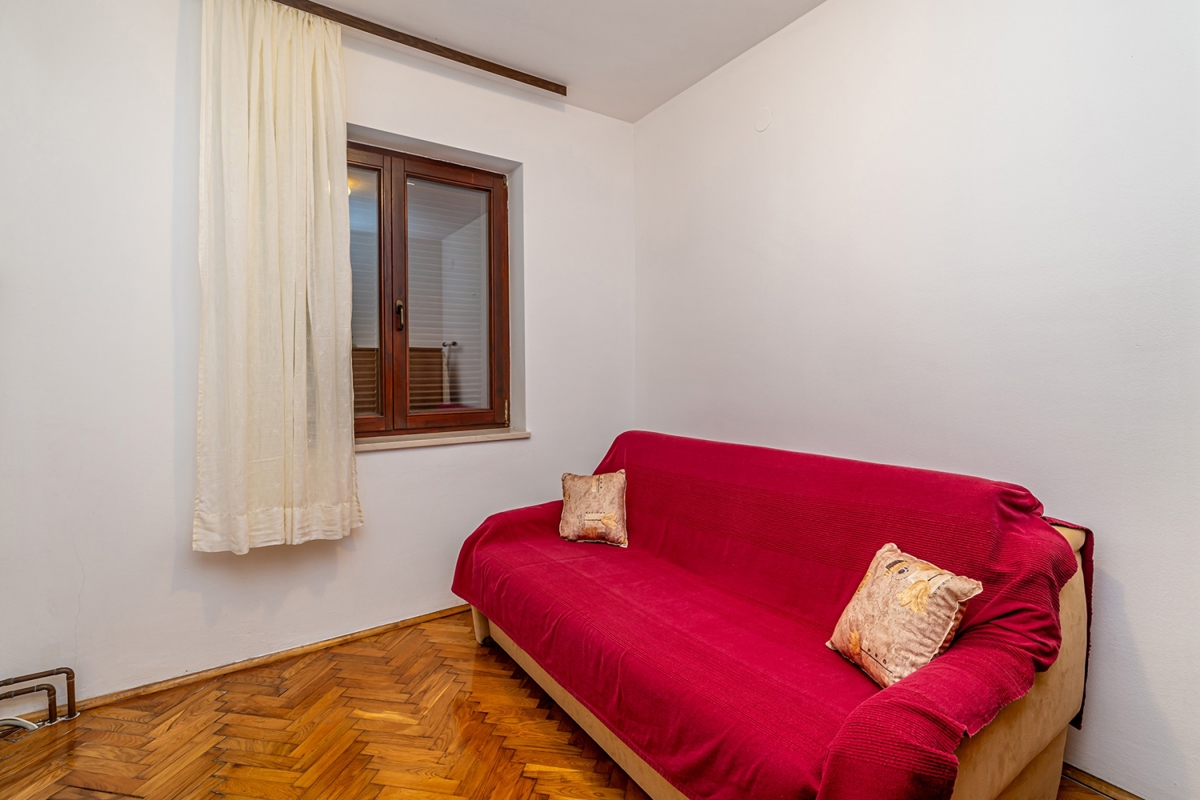 OTOK KRK, MALINSKA - Apartma prva vrsta ob morju s parkirnim mestom