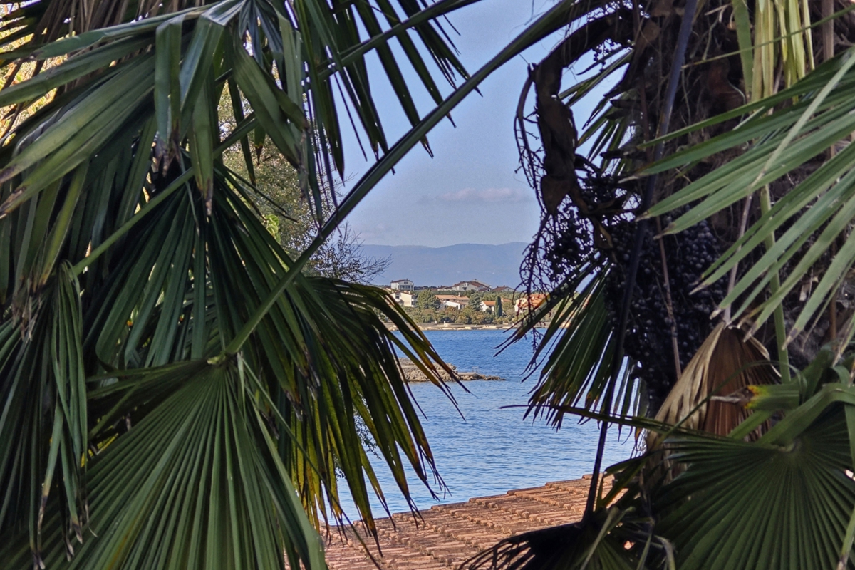 OTOK KRK, MALINSKA - Apartma prva vrsta ob morju s parkirnim mestom