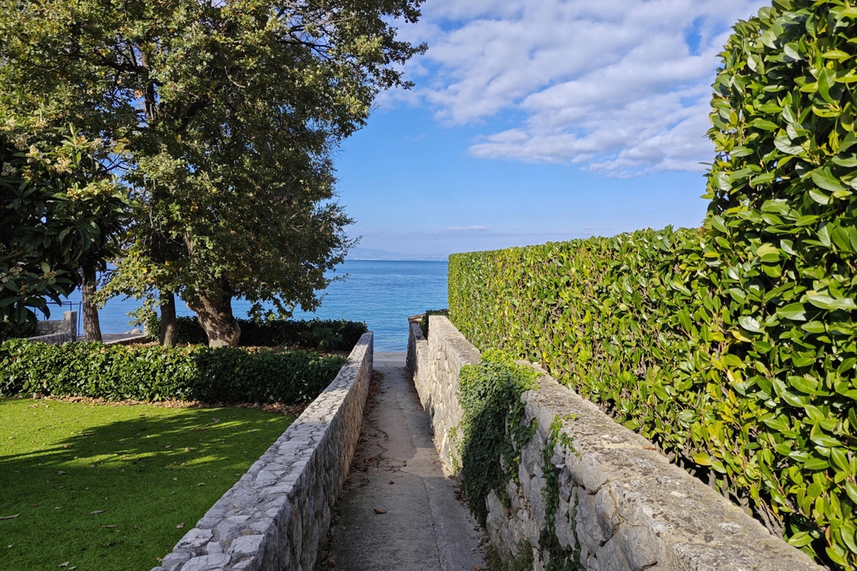 OTOK KRK, MALINSKA - Apartma prva vrsta ob morju s parkirnim mestom