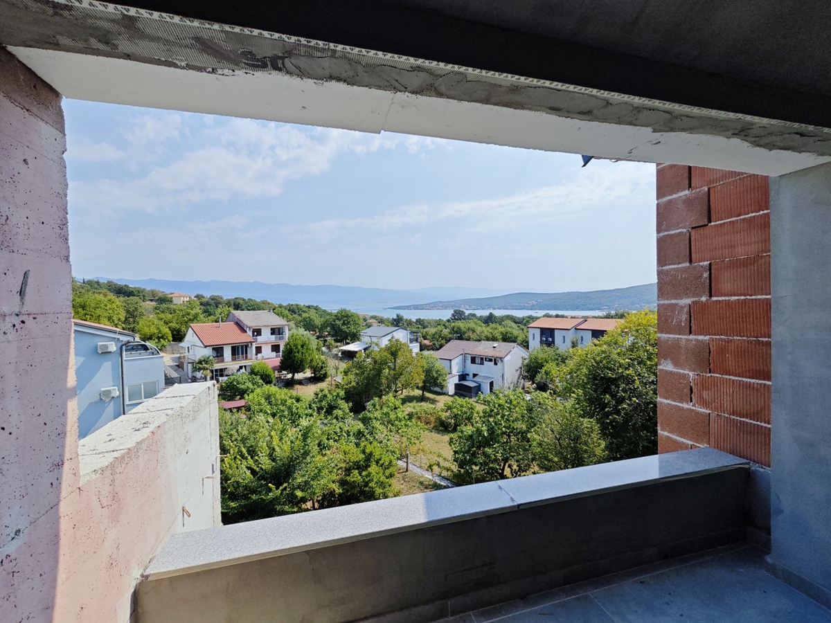 OTOK KRK, ČIŽIĆI – Dvosobno stanovanje v 1. nadstropju z veliko dnevno sobo odprtega tipa in pogledom na morje