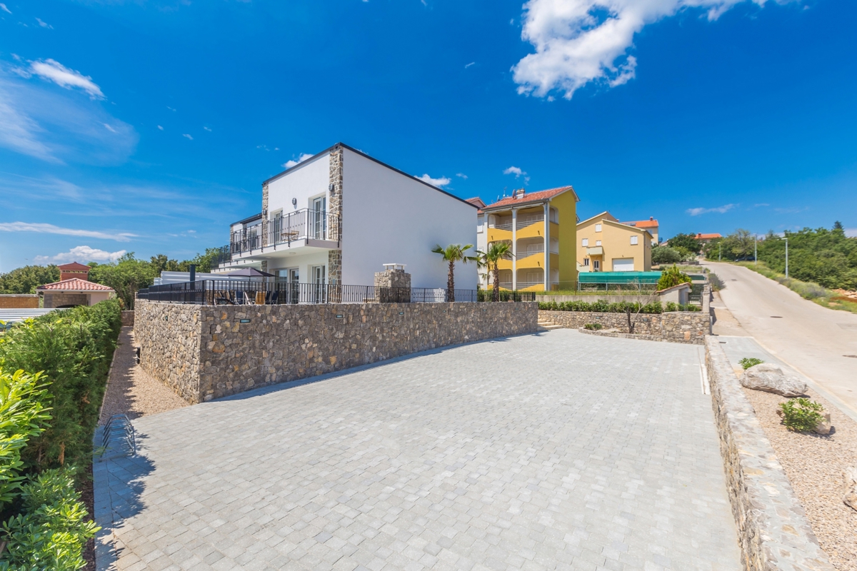 MESTO KRK, okolica - Moderna vila z ogrevanim bazenom