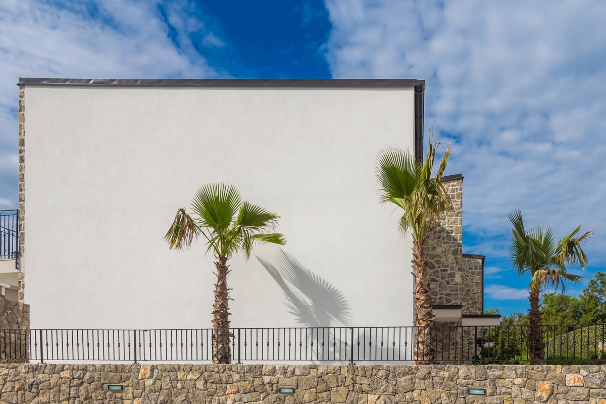 MESTO KRK, okolica - Moderna vila z ogrevanim bazenom