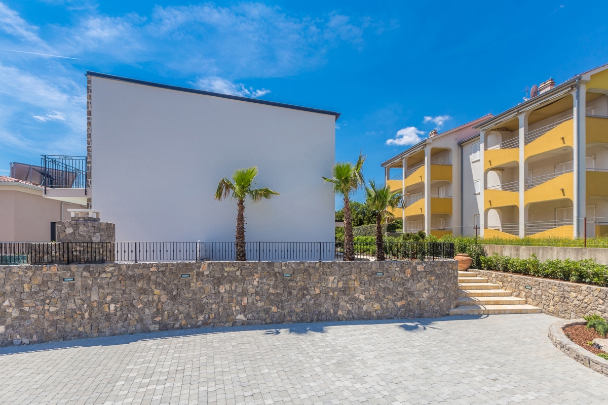 MESTO KRK, okolica - Moderna vila z ogrevanim bazenom