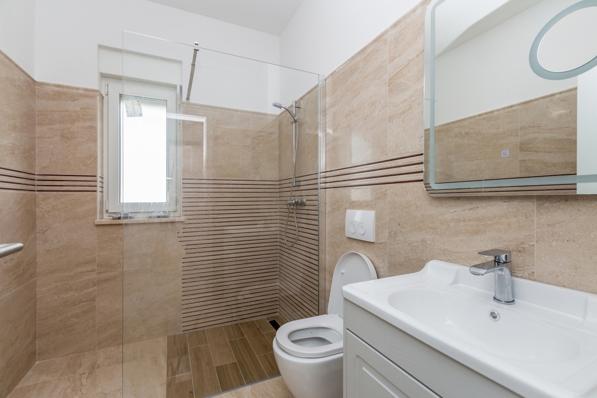 OTOK KRK, NJIVICE - Apartma v drugem nadstropju s panoramskim pogledom na morje