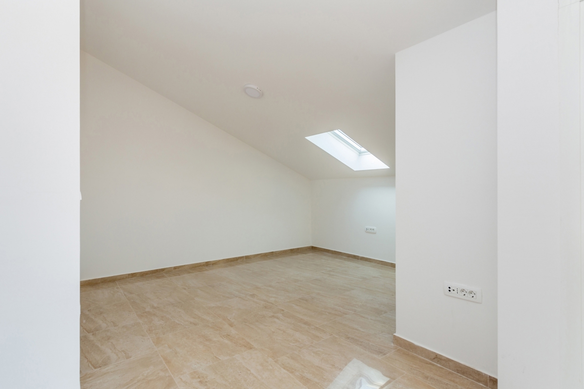 OTOK KRK, NJIVICE - Apartma v drugem nadstropju s panoramskim pogledom na morje