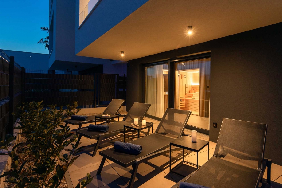 OTOK KRK, MESTO KRK - Dvoetažni apartma z vrtom in bazenom