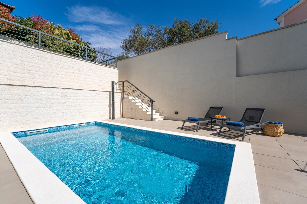 OTOK KRK, MESTO KRK - Dvoetažni apartma z vrtom in bazenom