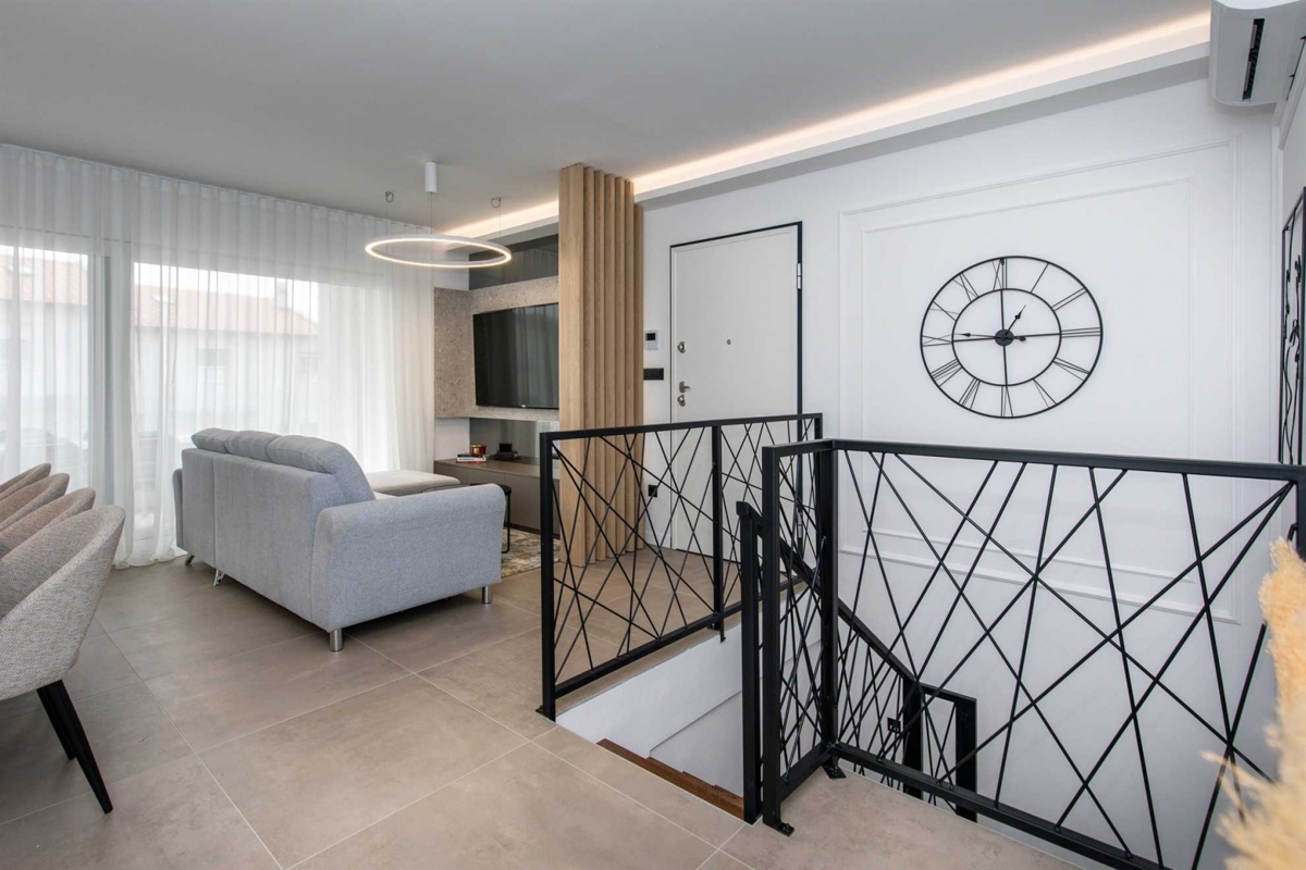 OTOK KRK, MESTO KRK - Dvoetažni apartma z vrtom in bazenom