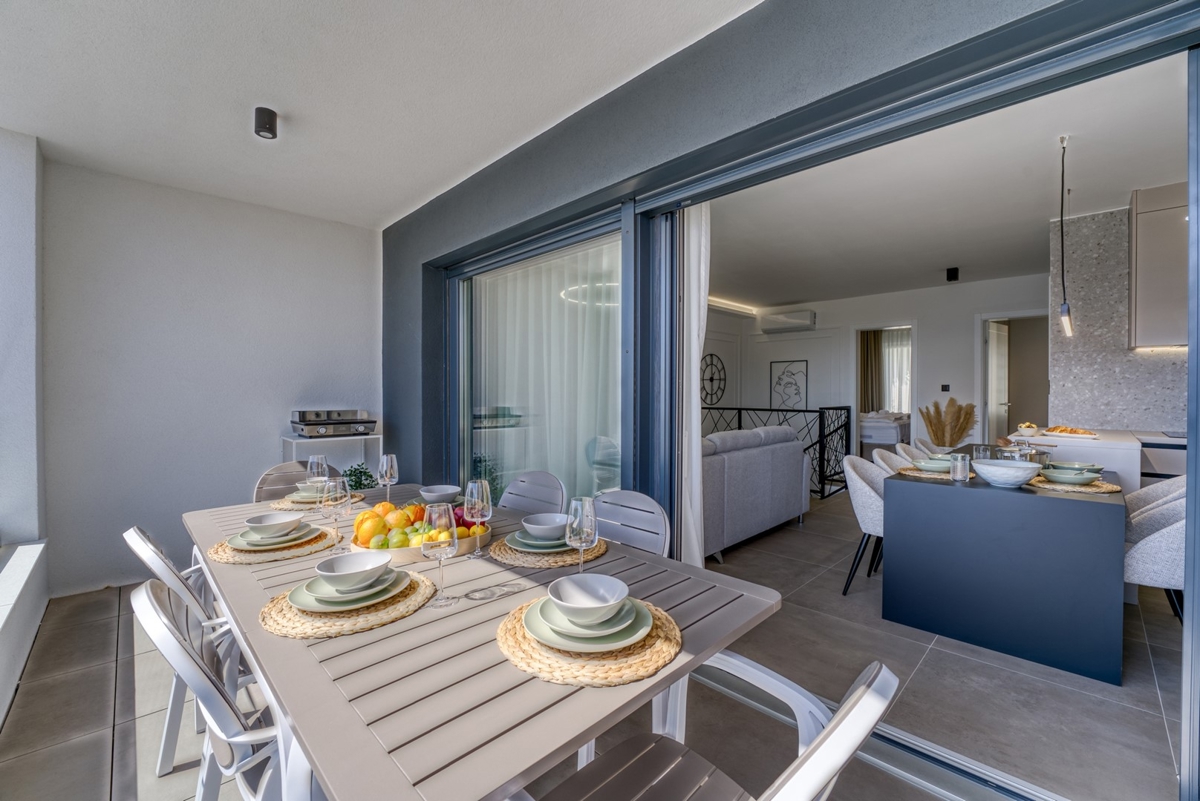 OTOK KRK, MESTO KRK - Dvoetažni apartma z vrtom in bazenom