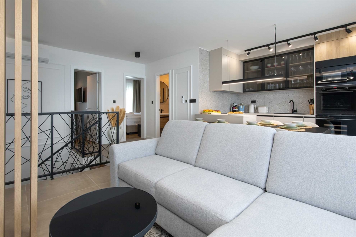 OTOK KRK, MESTO KRK - Dvoetažni apartma z vrtom in bazenom