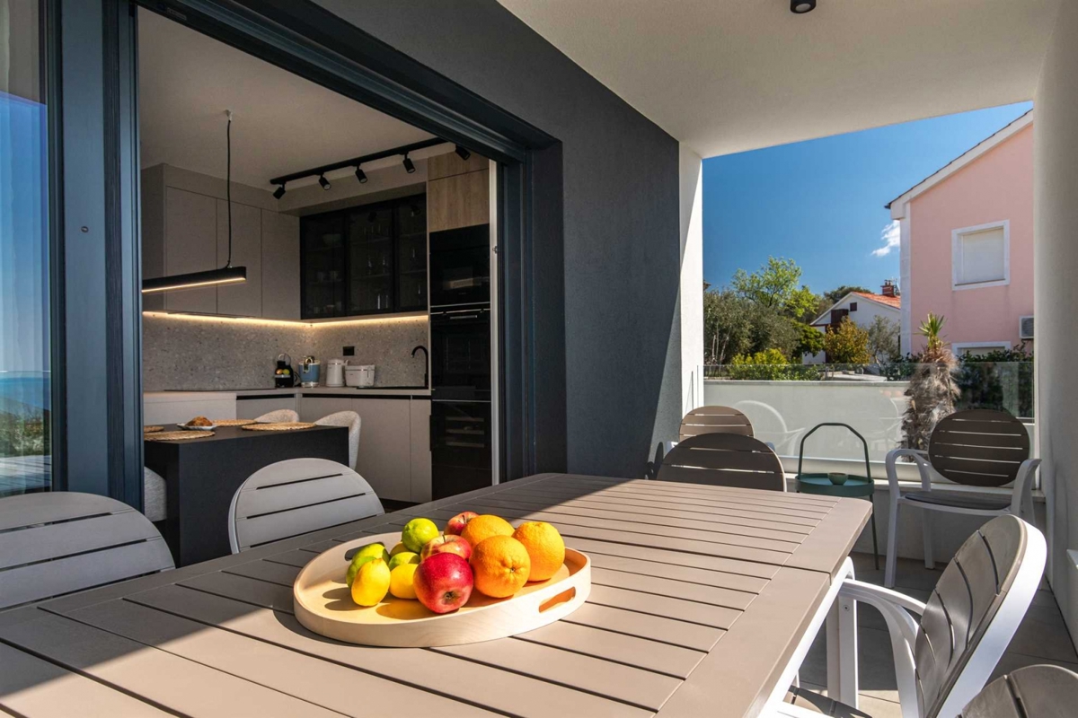 OTOK KRK, MESTO KRK - Dvoetažni apartma z vrtom in bazenom