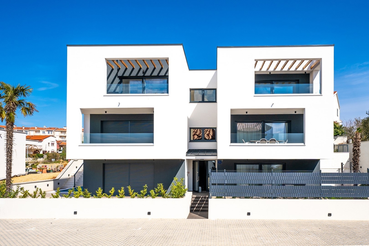 OTOK KRK, MESTO KRK - Dvoetažni apartma z vrtom in bazenom