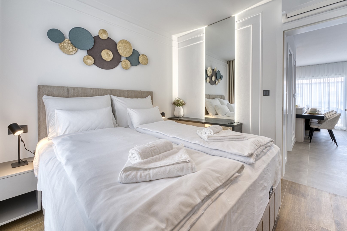 OTOK KRK, MESTO KRK - Dvoetažni apartma z vrtom in bazenom