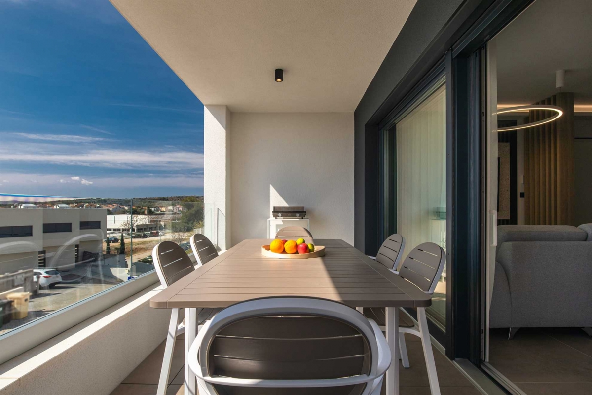 OTOK KRK, MESTO KRK - Dvoetažni apartma z vrtom in bazenom