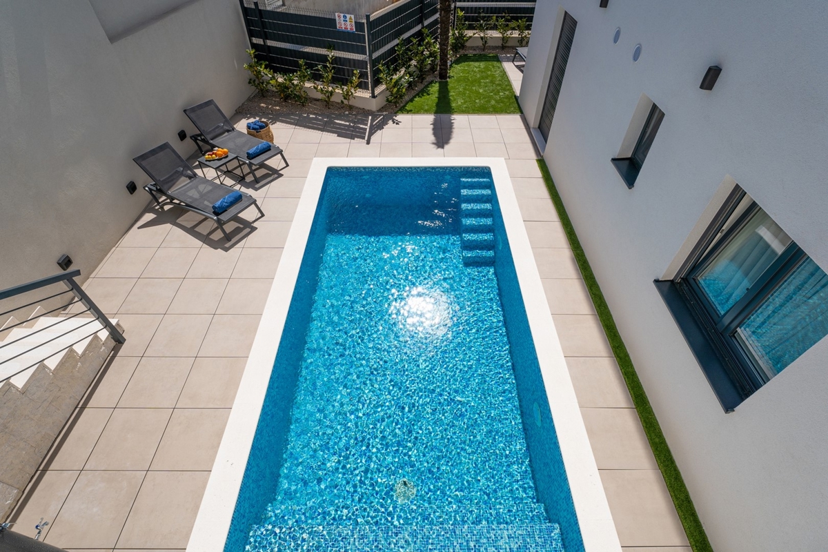OTOK KRK, MESTO KRK - Dvoetažni apartma z vrtom in bazenom