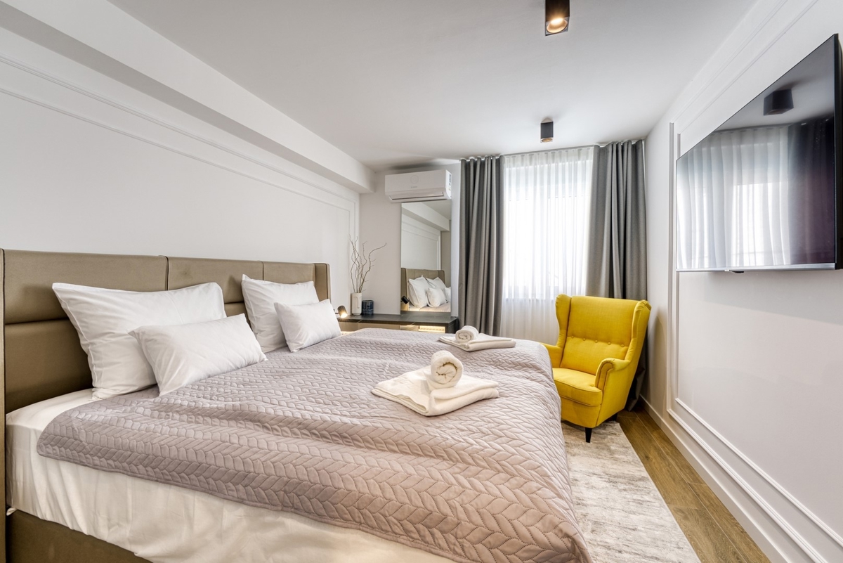 OTOK KRK, MESTO KRK - Dvoetažni apartma z vrtom in bazenom
