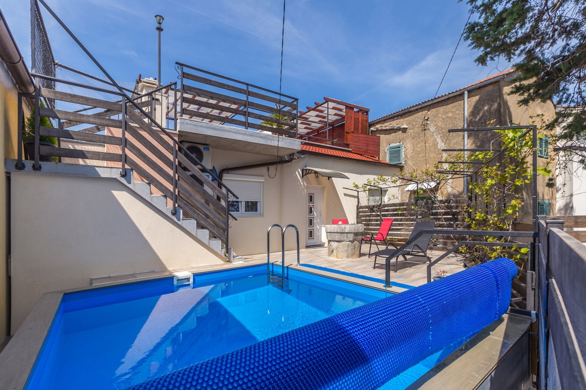 OTOK KRK, širše območje mesta KRKA - kamnita hiša v nizu z bazenom, jacuzzijem in panoramskim pogledom na morje
